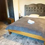 Dwor Karwacz Bed & Breakfast