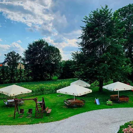Dwór Karwacz Bed and breakfast 3*