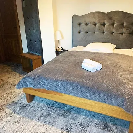 Dwor Karwacz Bed & Breakfast