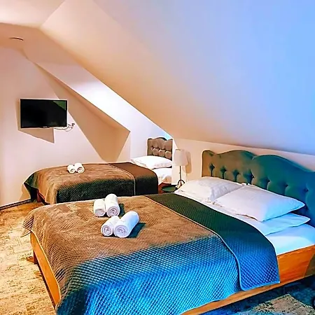 Dwór Karwacz Bed and breakfast 3*