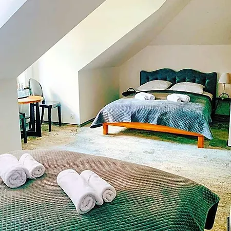 Dwór Karwacz Bed and breakfast